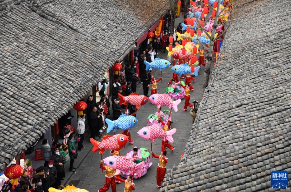 四川省閬中市の閬中古城で、臘八節(jié)を歓迎し、春節(jié)を祝うパフォーマンスを披露したパフォーマーたち（1月18日撮影?王玉貴）。