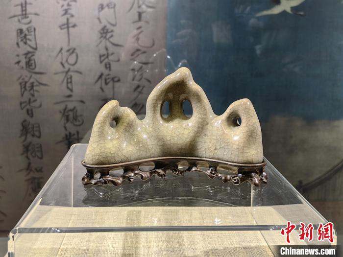 「北宋官窯」作品「陰陽(yáng)雙色山字筆立」（撮影?劉鵬）。