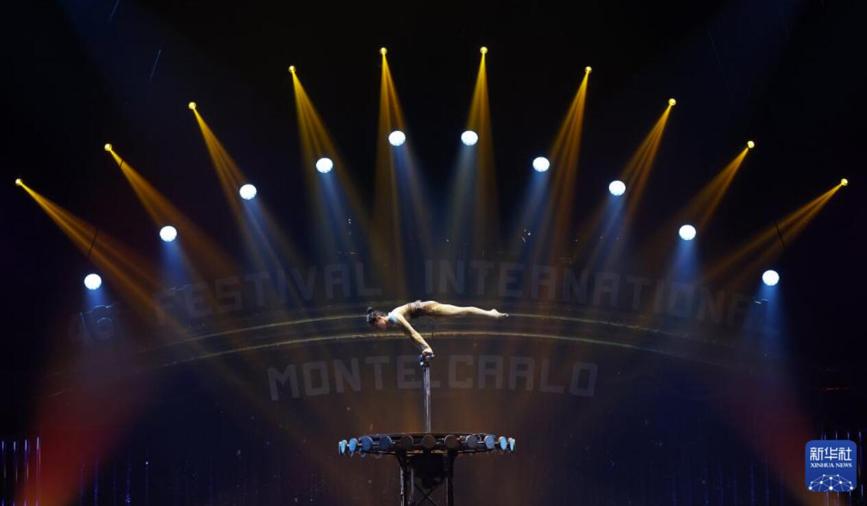 モナコのモンテカルロで披露された江蘇省雑技団による演目「錬?倒立技巧」。寫真はパフォーマンスを披露する王夢塵団員（1月20日撮影?高靜）。