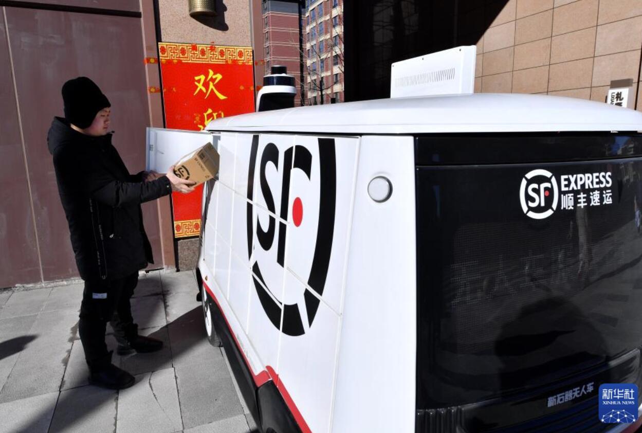 人々の日常に溶け込む無(wú)人配送車(chē)　河北省雄安新區(qū)