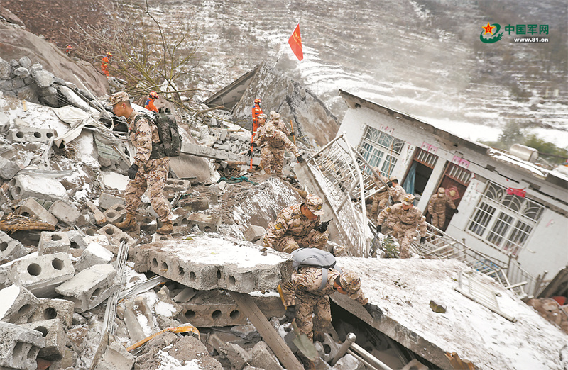 現(xiàn)場(chǎng)で救助活動(dòng)にあたる將兵(撮影?李義)