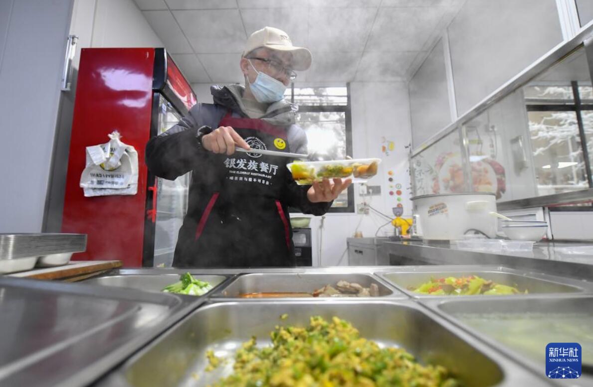 雪の中、高齢者に溫かい食事を?qū)盲堡毳旦`ビス　湖南省長沙