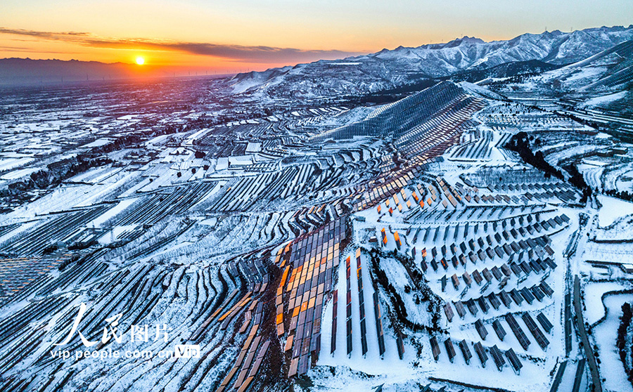 太陽光発電所の美しい雪景色　山西省芮城県