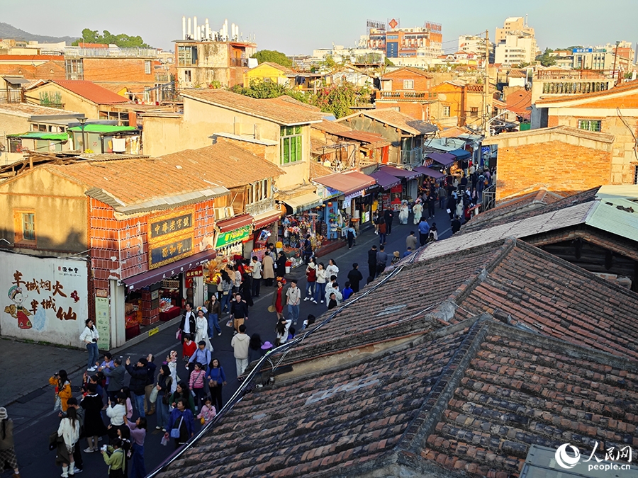 夕方に観光客で賑わいを見せる泉州古城西街（撮影?黃東儀）。