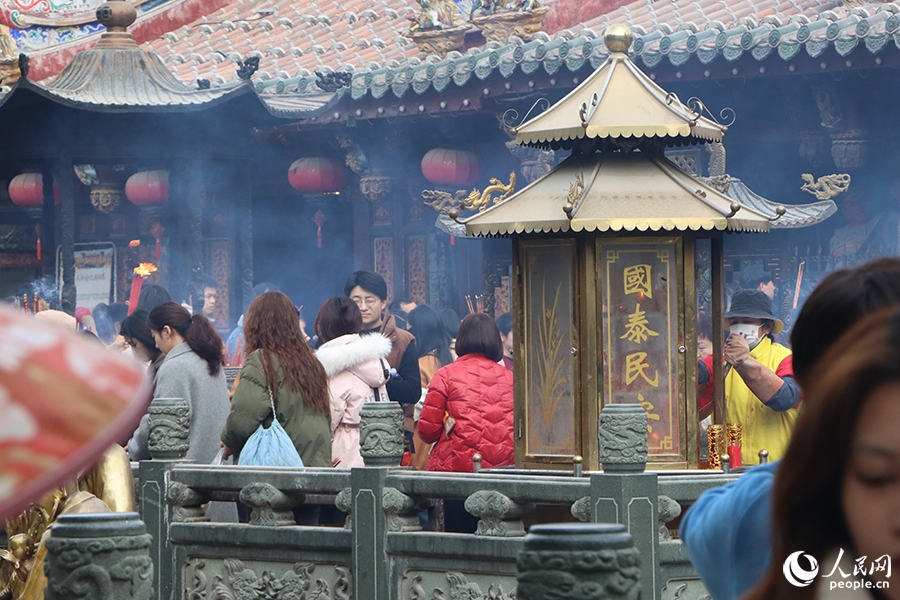 參拝客で賑わう関帝廟（撮影?黃東儀）。