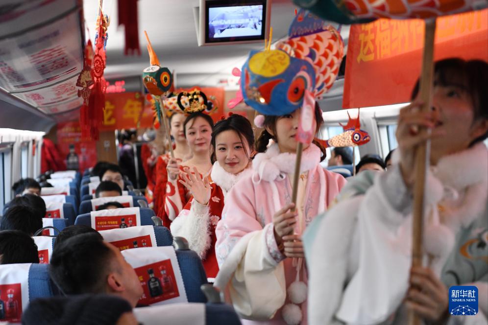 乗客に溫もり屆ける車內(nèi)パフォーマンス