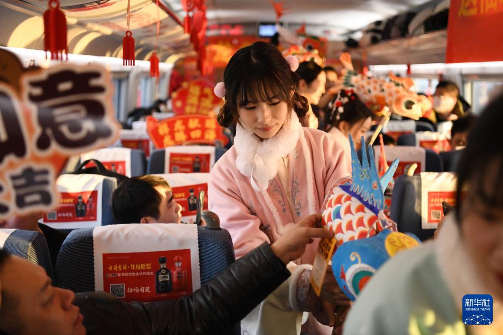 乗客に溫もり屆ける車內(nèi)パフォーマンス