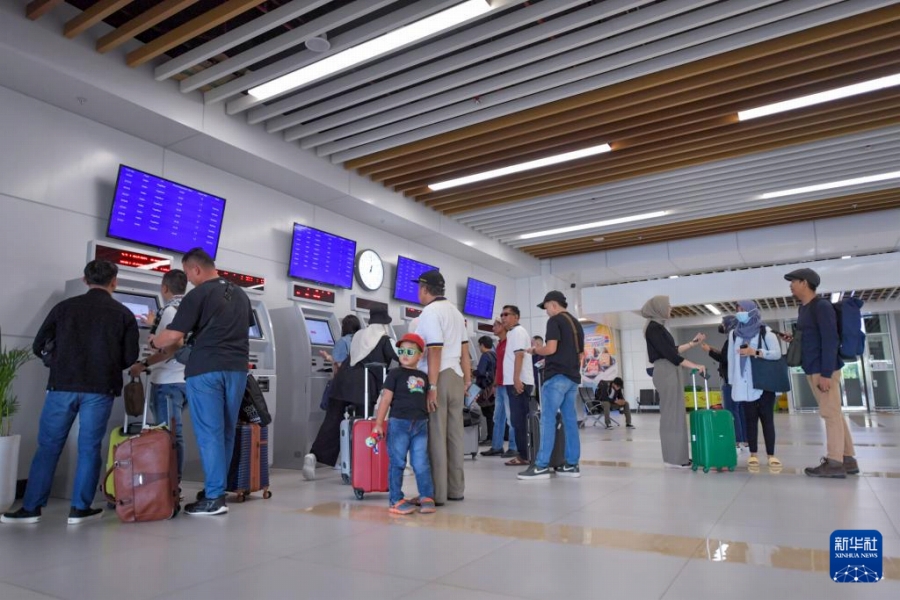 インドネシアジャカルタのハリム駅で自動券売機を利用する旅客（1月24日撮影?徐欽）。