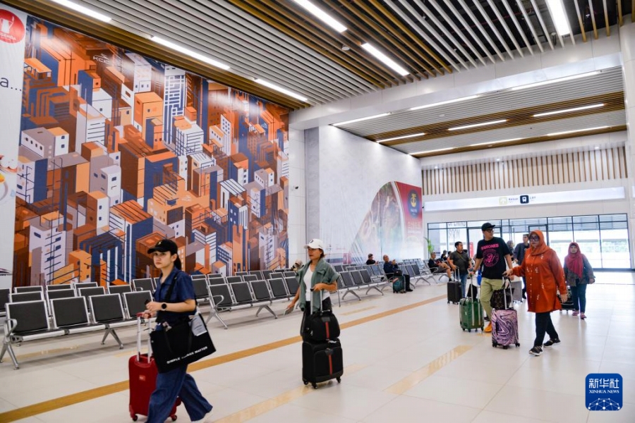 インドネシアジャカルタのハリム駅の待合ホールへ移動する旅客（1月24日撮影?徐欽）。