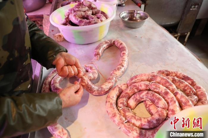 春節(jié)の香り？腸詰め作りがピークに　重慶