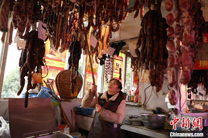 春節(jié)の香り？腸詰め作りがピークに　重慶