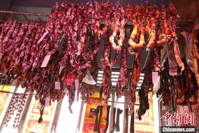 春節(jié)の香り？腸詰め作りがピークに　重慶