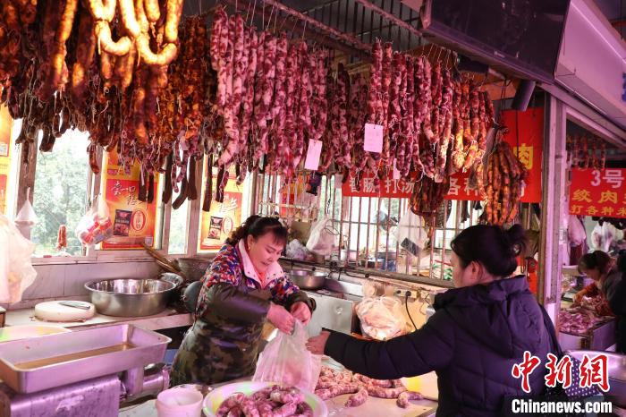 春節(jié)の香り？腸詰め作りがピークに　重慶