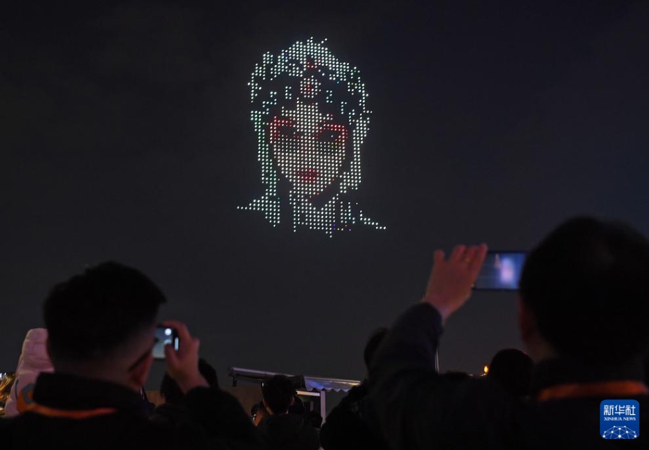 夜空を舞うドラゴン！香港特區(qū)でドローンショー