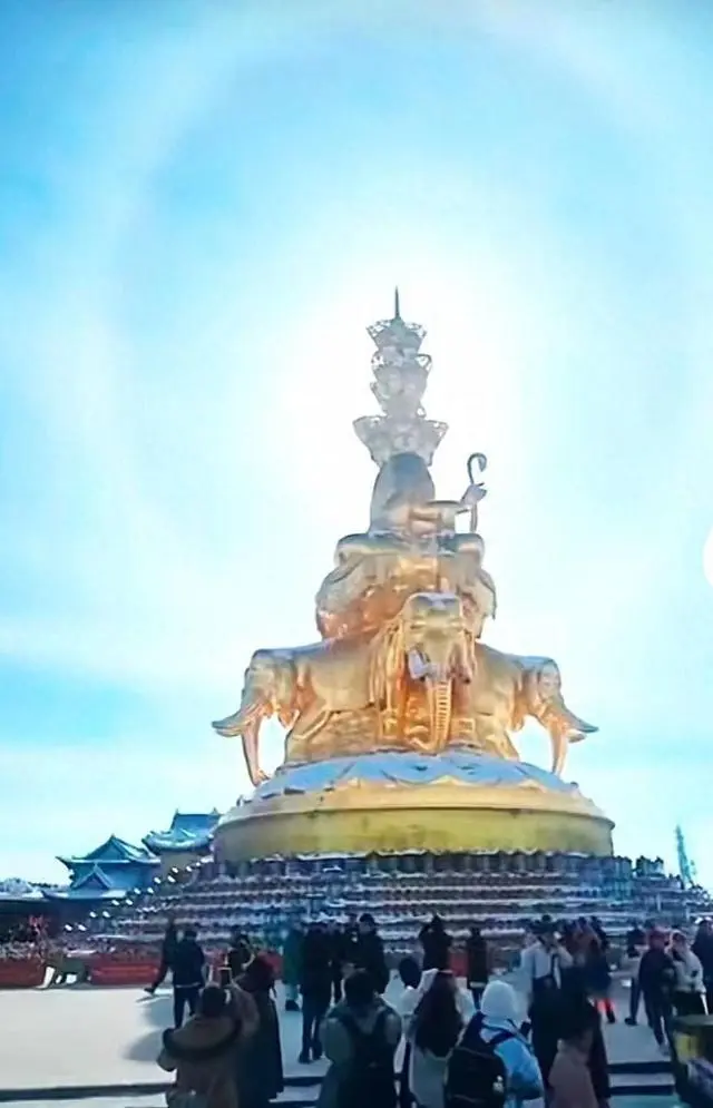 金頂の上空に出現(xiàn)した日暈（寫真提供?峨眉山景勝地）。