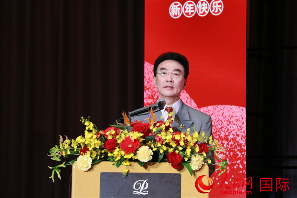 挨拶する在日中國企業(yè)協(xié)會(huì)の王家馴會(huì)長（撮影?許可）。