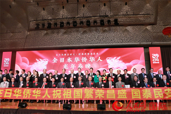 記念寫真を撮影する主催者とゲスト（撮影?許可）。