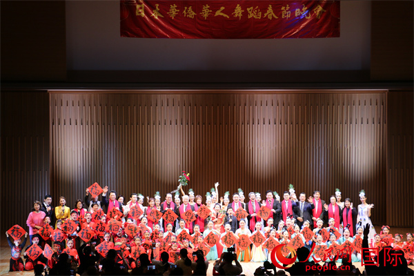 記念寫真を撮影する出演者とゲスト（撮影?許可）。