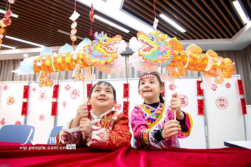 春節(jié)を控え、竜の飾り提燈作りを體験　江蘇省張家港