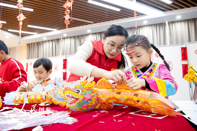 春節(jié)を控え、竜の飾り提燈作りを體験　江蘇省張家港