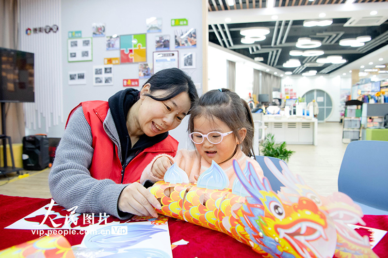 春節(jié)を控え、竜の飾り提燈作りを體験　江蘇省張家港