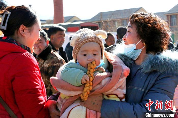 春節(jié)控え、高原の「土郷」で伝統(tǒng)的な饃饃作りコンテスト開催　青海省