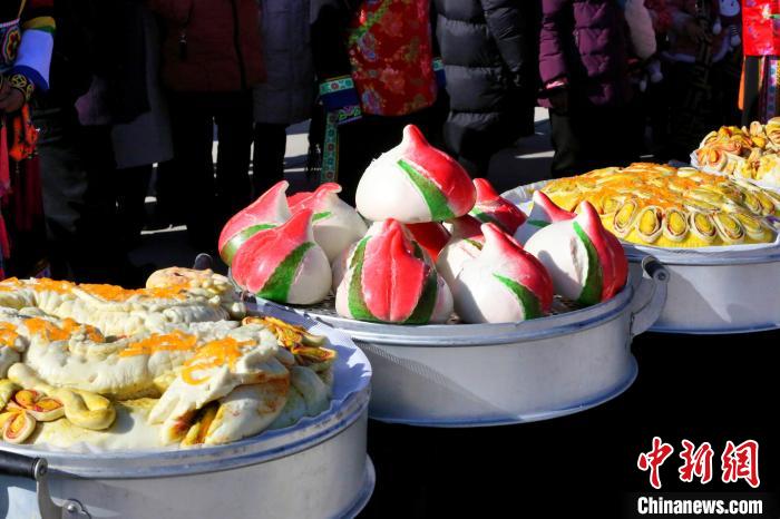 春節(jié)控え、高原の「土郷」で伝統(tǒng)的な饃饃作りコンテスト開催　青海省