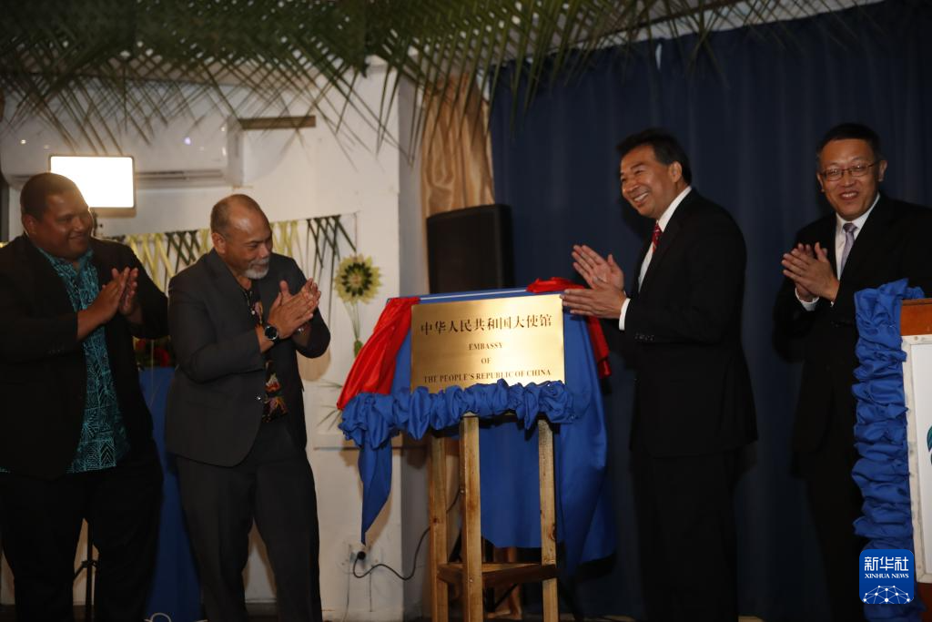 1月29日、共同で除幕する中國政府代表の羅照輝?國家國際発展協(xié)力署署長（右から2人目）とナウルのエニミア外相（左から2人目）（撮影?陳國龍）