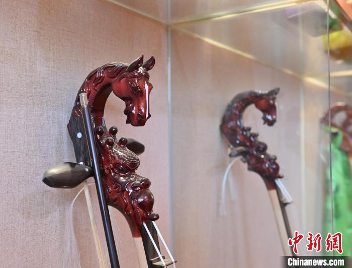 干支の竜を彫刻した特別な馬頭琴　吉林省