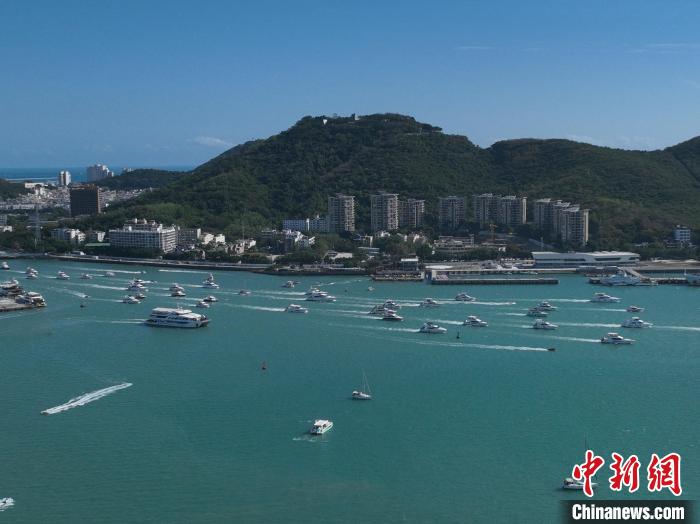 マリンアクティビティ人気を受け、列をなし出航するプレジャーボート　海南省三亜