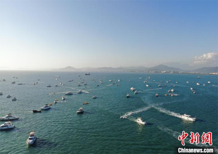 マリンアクティビティ人気を受け、列をなし出航するプレジャーボート　海南省三亜