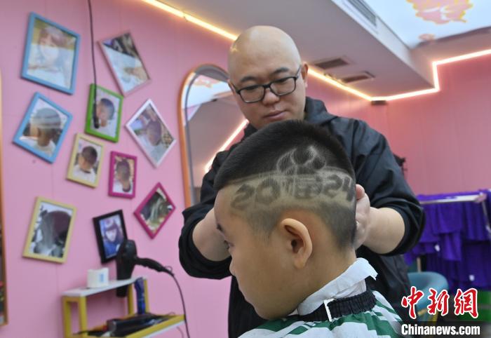 ユニークなヘアスタイルで春節(jié)を迎える子供たち　吉林省長春