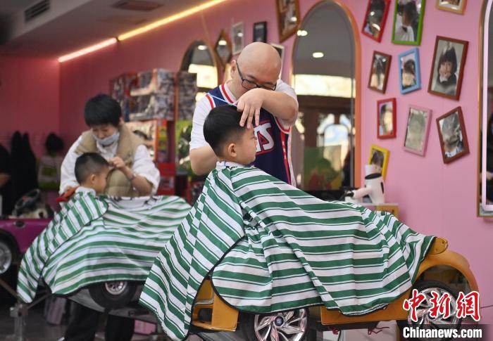 ユニークなヘアスタイルで春節(jié)を迎える子供たち　吉林省長春