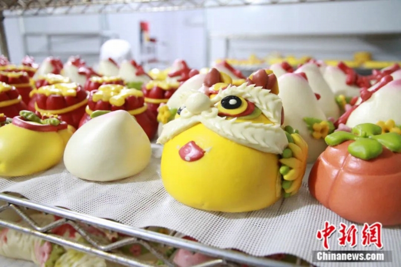 色も形もバラエティに富んだ飾り蒸しパン「花餑餑」（撮影?王宇軒）。