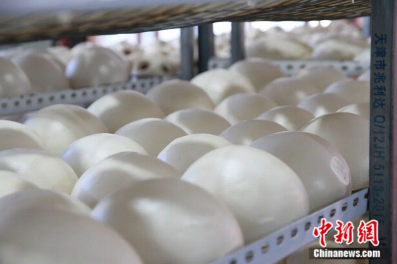 小麥のほんのりと甘い香りを漂わせる作り立ての「王哥荘大マントウ」（撮影?王宇軒）。