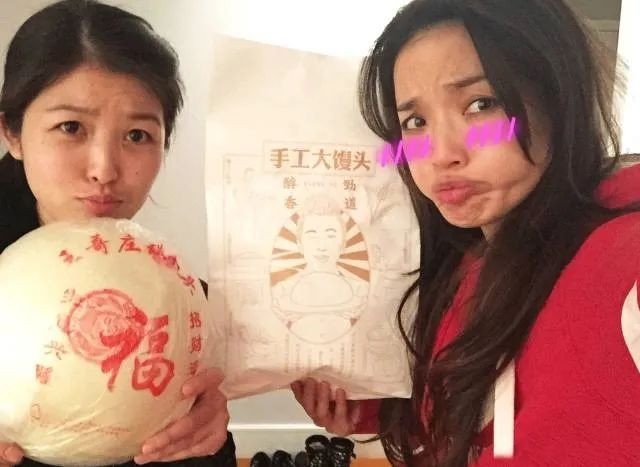 ネットユーザーの間で話題となった「大マントウ」と自分の顔の大きさを比べる女優(yōu)?舒淇(スー?チー、寫真提供元?微博図片)。