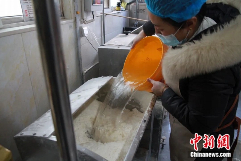 小麥粉を捏ね上げる時(shí)には必ず使用するという地元?嶗山のミネラルウォーター（撮影?王宇軒）。