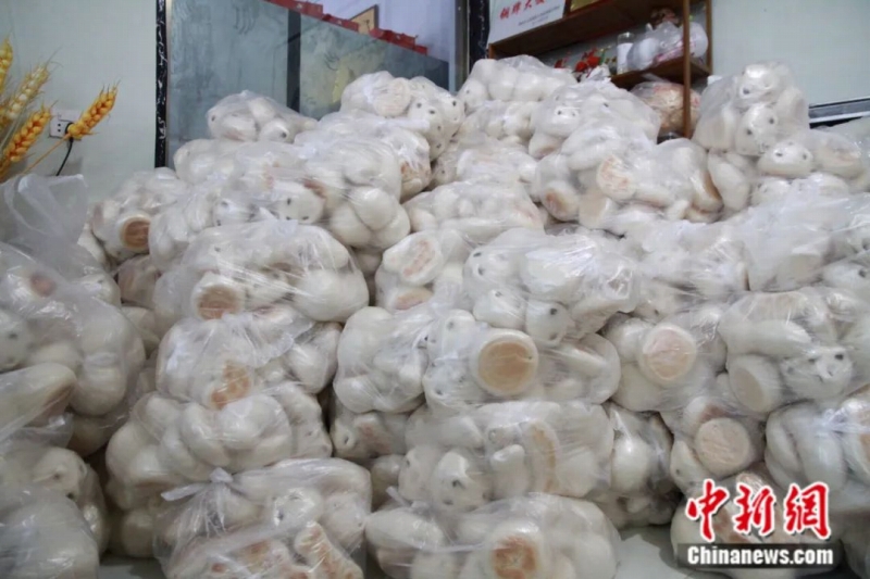 出荷するために袋詰めにされた、底がこんがり焼き上げられた「大マントウ」（撮影?王宇軒）。