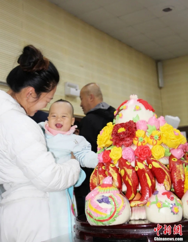 素晴らしい未來を願(yuàn)う思いが込められたカラフルで豪華な「大マントウ」(寫真提供?王哥荘街道)。