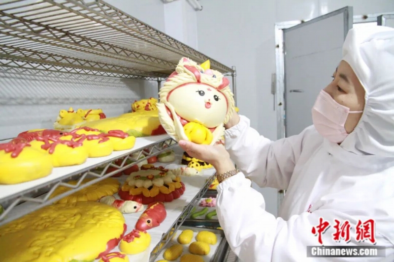 ウサギをデザインした可愛らしい「花餑餑」を見せる阿九さん（撮影?王宇軒）。