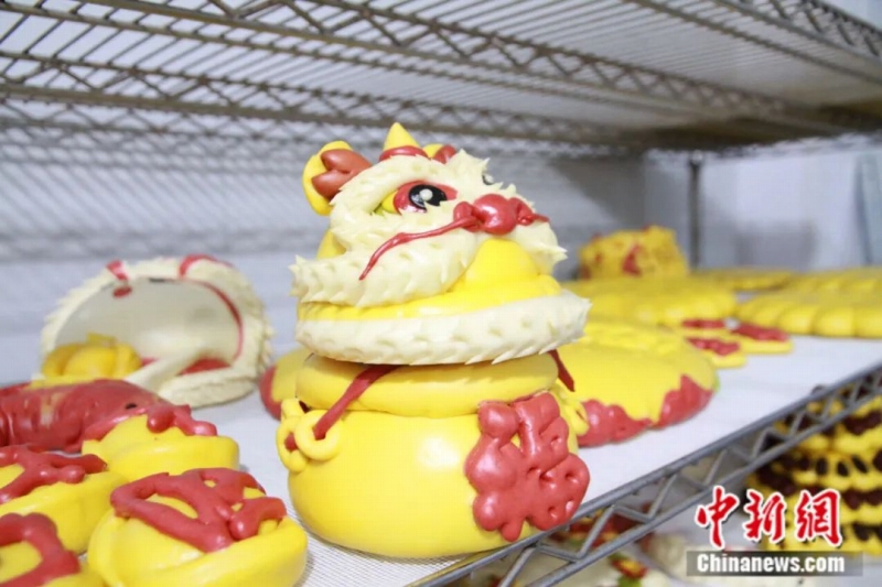 現(xiàn)在最もよく売れているという干支の竜をデザインした「花餑餑」（撮影?王宇軒）。