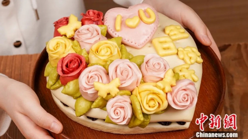 戀人の誕生日用の特製デザイン「王哥荘大マントウ」(寫真提供?王哥荘街道)。