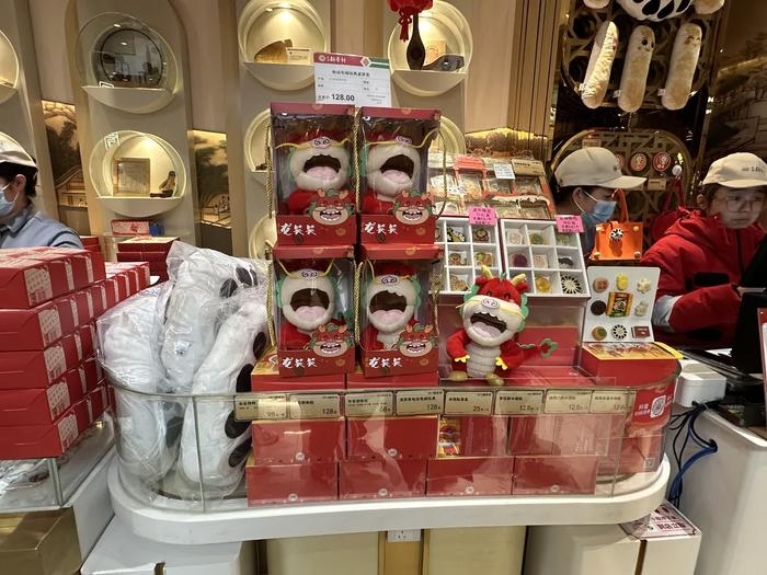 稲香村零號店に並べられた干支をテーマにした菓子と文化クリエイティブグッズ。