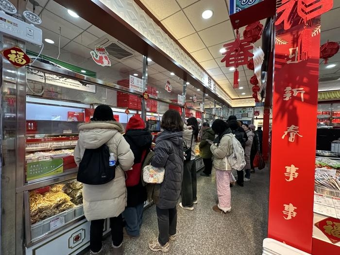 稲香村第一営業(yè)部店で菓子の詰め合わせを購入するために並ぶ女性たち。