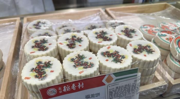 竜が描かれている餡入り菓子「福竜餅」。