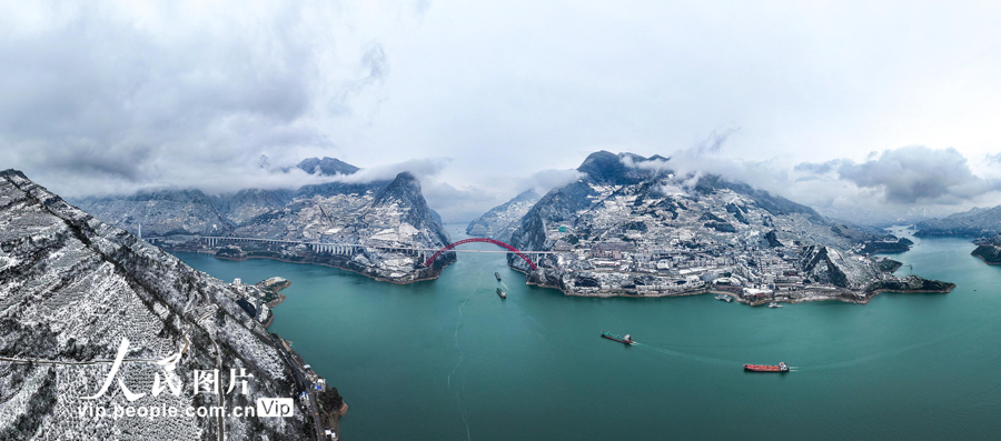 三峽に映える雪景色　湖北省宜昌
