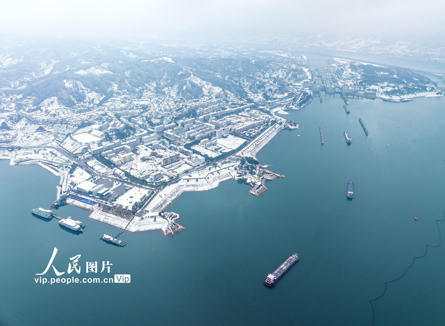 三峽に映える雪景色　湖北省宜昌