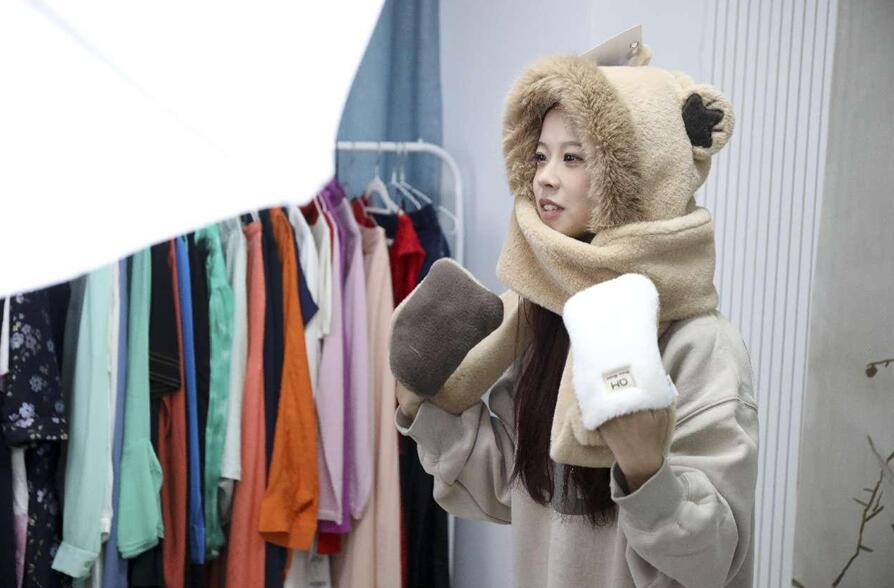 浙江省杭州市で、帽子やマフラーなど地元の製品をライブ配信で紹介するライブ配信パーソナリティ（徐軍勇/人民図片）