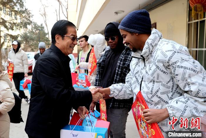 中國の春節(jié)気分を一足先に楽しむ留學(xué)生　青海省西寧