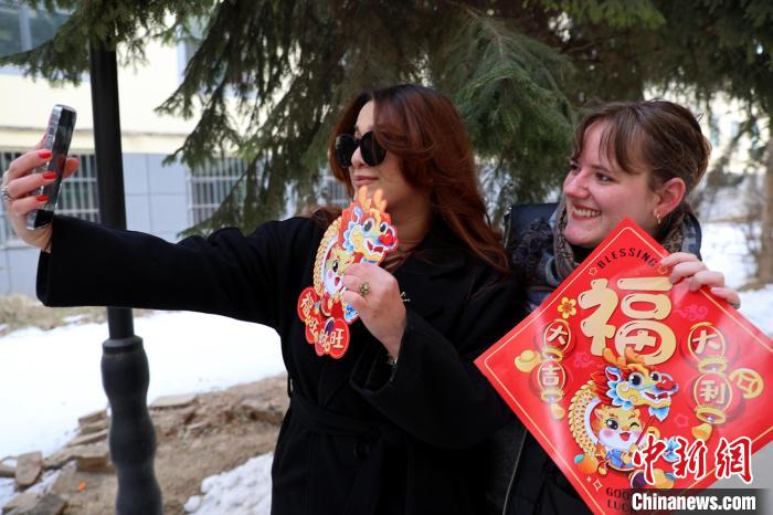 中國の春節(jié)気分を一足先に楽しむ留學(xué)生　青海省西寧